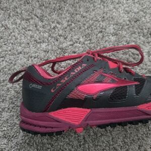 BROOKS CASCADIA GORTEX SIZE 6